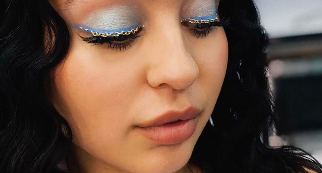 Alexa Demie blue eyeshadow look